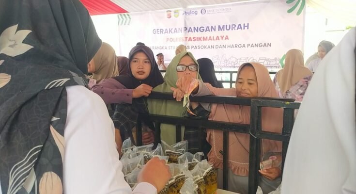 Pasar Murah Depan Masjid Agung Baitulrahman Kabupaten Tasik Diserbu Warga
