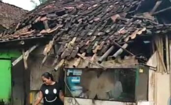 Dimakan Usia, Rumah Janda Tiga Anak Ambruk