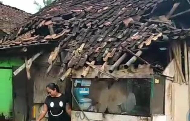 Dimakan Usia, Rumah Janda Tiga Anak Ambruk