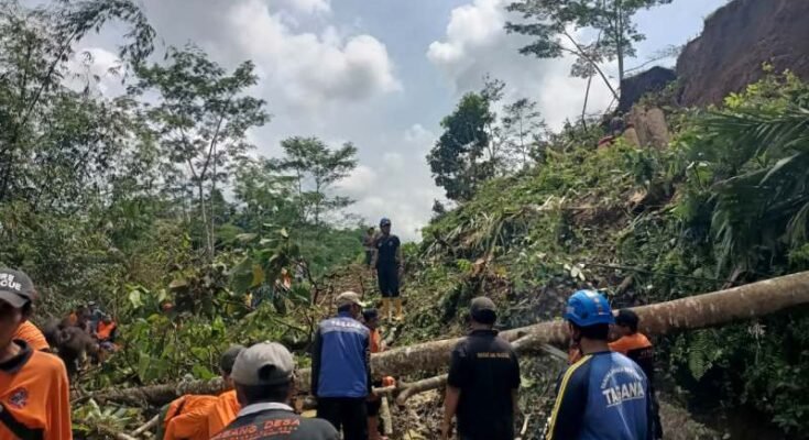 Material Longsor Tutupi Akses Penting Warga Cigalontang