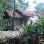 Angin Kencang Rusak Belasan Rumah