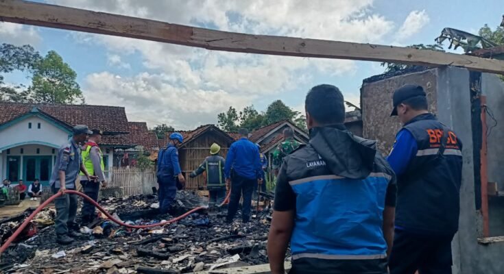 Diduga Konsleting Listrik, Rumah Semi Permanen Terbakar Rata Dengan Tanah