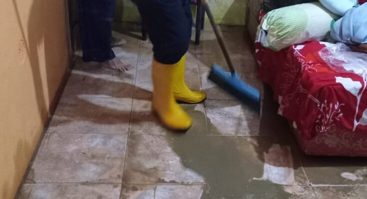 Hujan Sebabkan Banjir di Cikalong, Belasan Rumah Terendam