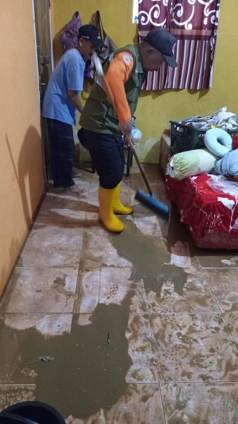 Hujan Sebabkan Banjir di Cikalong, Belasan Rumah Terendam
