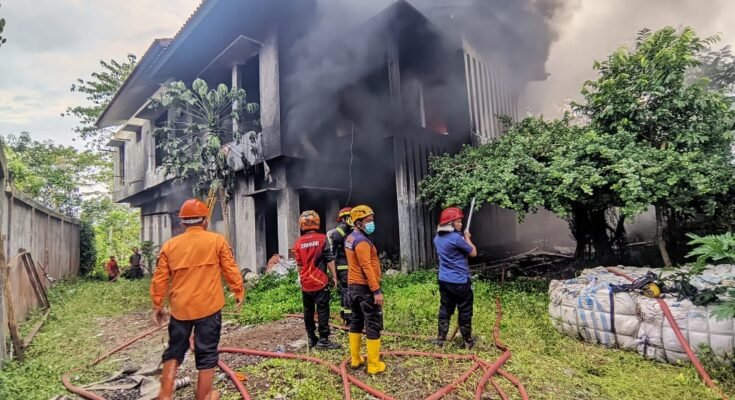 Gudang Barang Bekas Hangus Terbakar, Telan Kerugian Setengah Miliar (FK Tagana)