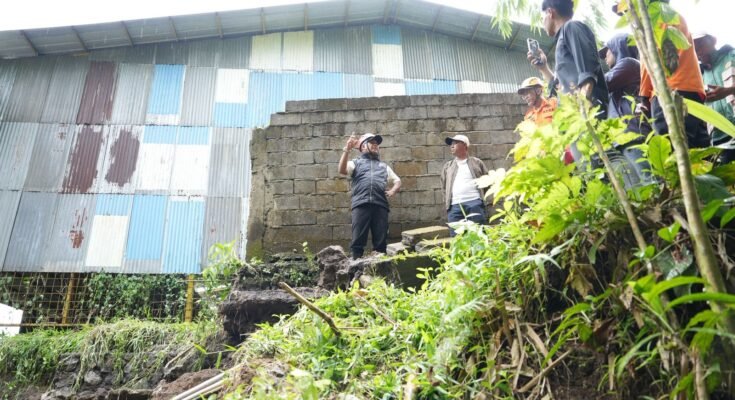 Tinjau Lokasi Banjir Bandang, Wabup Tasik Asep Sopari Sebut Pertambangan Pasir Jadi Biang Kerok (Istimewa)