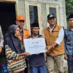 Wakil Bupati dan Baznas Berikan Bantuan Renovasi Rutilahu pada Abah Alit