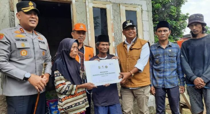 Wakil Bupati dan Baznas Berikan Bantuan Renovasi Rutilahu pada Abah Alit