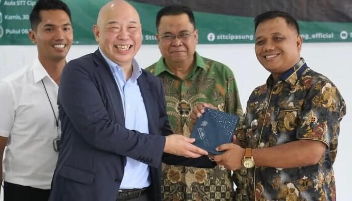 Wakil Bupati Tasikmalaya, Asep Sopari Al-Ayubi, tinjau persiapan internship mahasiswa STT Cipasung ke Jepang.