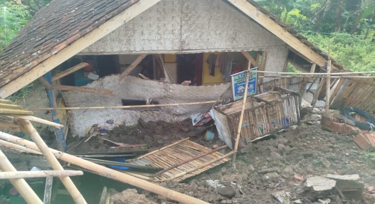 Satu Rumah di Tanjungjaya Rusak Parah Diterjang Longsor