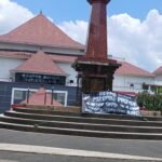 Dugaan Monopoli Proyek Disorot, Spanduk Kritik Terpasang di Depan Gedung Bupati