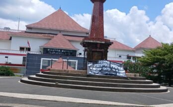 Spanduk kritikan terhadap Bupati Tasikmalaya