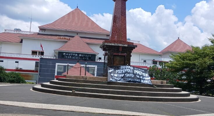 Spanduk kritikan terhadap Bupati Tasikmalaya