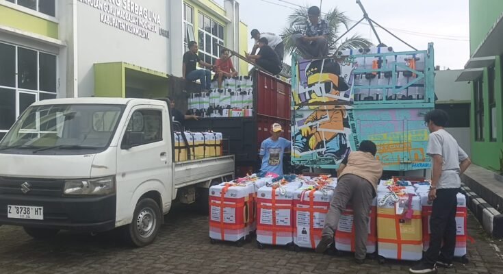 Petugas Angkut Koper Jemaah Haji