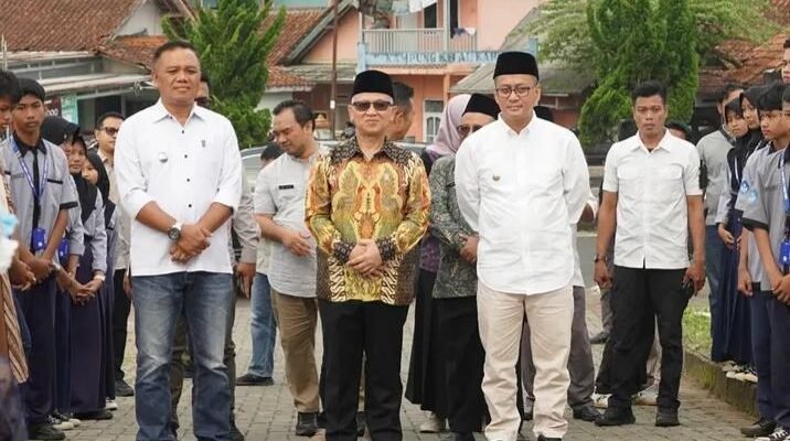 Wamendikdasmen) Republik Indonesia, Prof. Atif Latipulhayat. Kunjungan tersebut dilakukan untuk meninjau langsung proses pembelajaran sekaligus memberikan motivasi kepada para pelajar di Kabupaten Tasikmalaya.