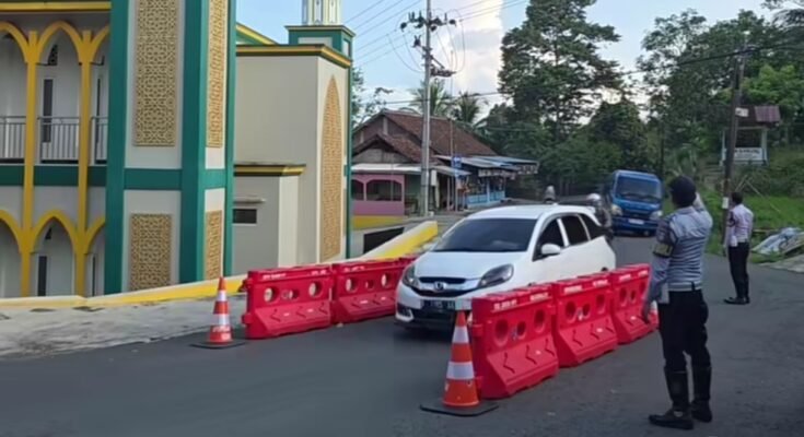 Petugas Dinas perhubungan menjaga ketat portal sementara