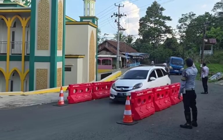 Petugas Dinas perhubungan menjaga ketat portal sementara