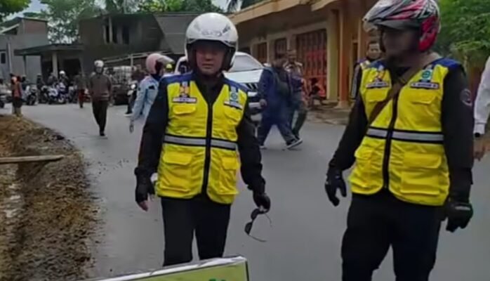 Bupati Tasikmalaya Cecep Nurul Yakin mengecek perbaikan jalan di beberapa lokasi.