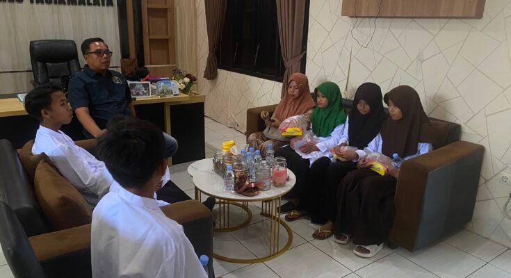 Berbagi kepada anak yatim