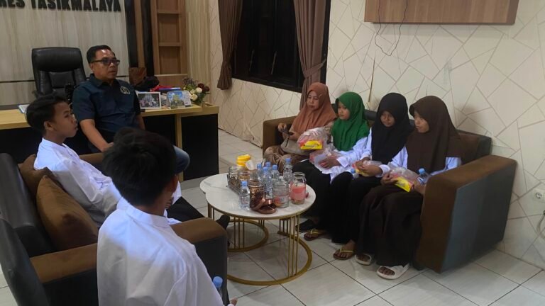 Berbagi kepada anak yatim