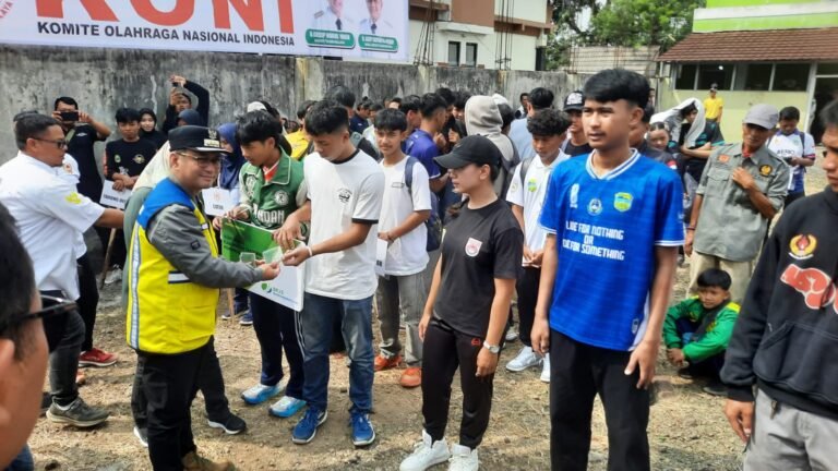 Bupati Tasikmalaya Menyerhakan BPJS Tenaga Kerja Kepada Atlet