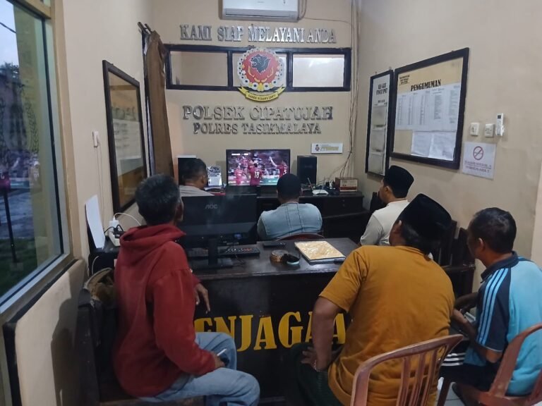 Sambut HUT Bhayangkara ke-80, Polsek Cipatujah Gelar Nobar Piala Dunia 2026 Bersama Warga