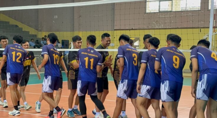 Tim Bola Voli Polres Tasikmalaya berhasil meraih kemenangan atas Tim Bola Voli Polres Cimahi dengan skor telak 3-0 di Turnamen Bola Voli Kapolda Cup 2026 yang berlangsung di GOR Pajajaran, Kota Bandung, Kamis (18/6/2026).
