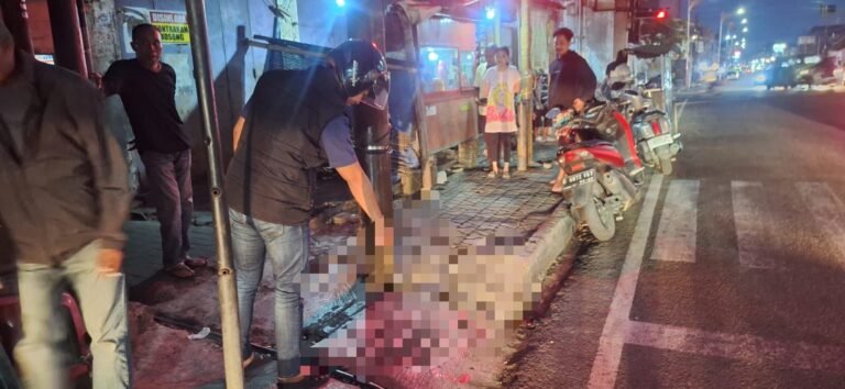 Satreskirm Polres Garut melaksnakan oleh TKP di lokasi penusukan ayah tiri