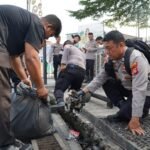 Ciptakan Ruang Publik Nyaman, Polres Tasikmalaya Bersihkan Kawasan Alun-Alun Singaparna