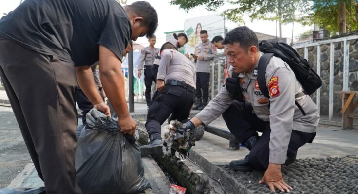 Polres Tasikmalaya membersihkan kawasan alun-alun Singaparna
