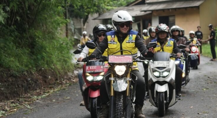 Bupati Tasikmalaya Cecep Nurul Yakin menijau perbaikan jalan