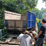 Jembatan Rusak Dibiarkan, Truk Terjebak dan Mobilitas Warga Lumpuh Total