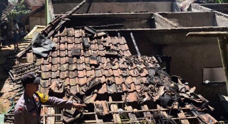 Rumah terbakar