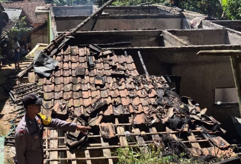 Rumah terbakar