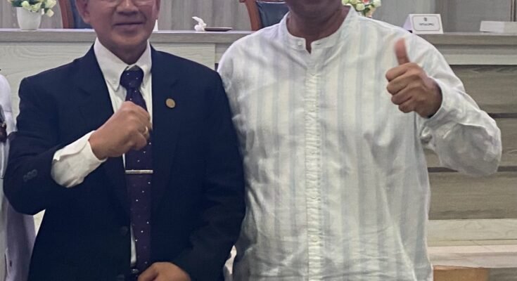 berfoto bersama Penjabat (Pj) Sekretaris Daerah Roni Ahmad Sahroni dan Sekretaris Daerah definitif Dr. H. Kurniawan, Ak., CA., usai pelantikan dan serah terima jabatan di Pendopo Baru Kabupaten Tasikmalaya, Jumat (10/7/2026).