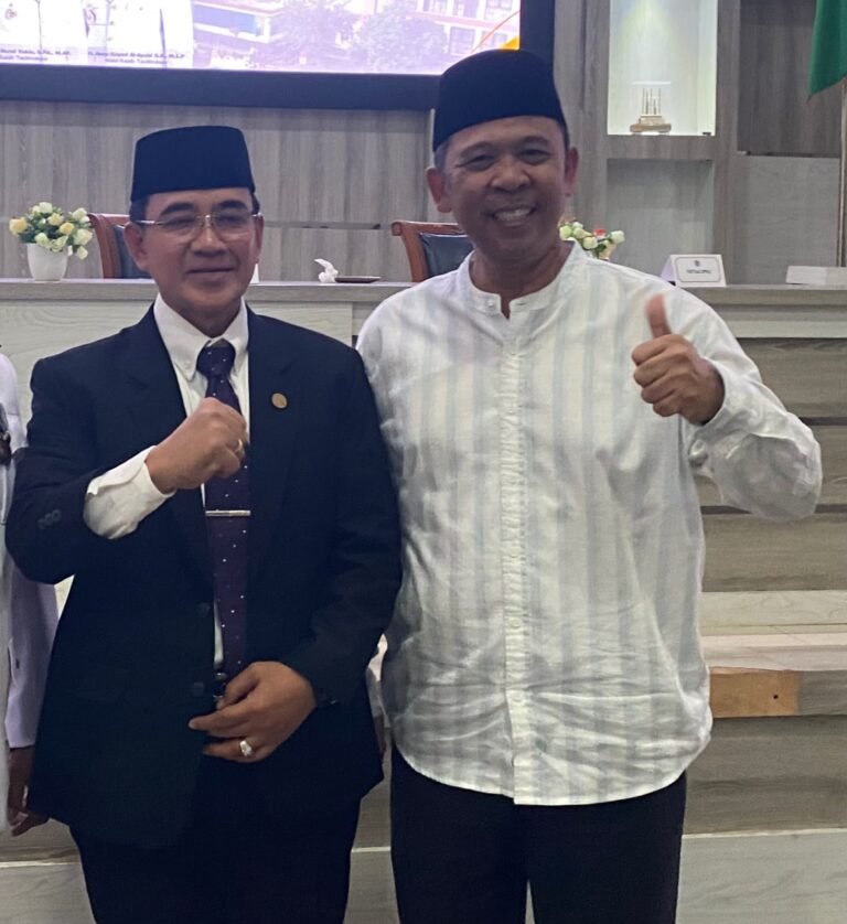 berfoto bersama Penjabat (Pj) Sekretaris Daerah Roni Ahmad Sahroni dan Sekretaris Daerah definitif Dr. H. Kurniawan, Ak., CA., usai pelantikan dan serah terima jabatan di Pendopo Baru Kabupaten Tasikmalaya, Jumat (10/7/2026).
