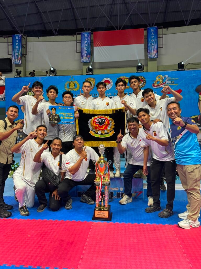 Briptu Dhiva Rahmani Sonjaya, S.H., berhasil mengharumkan nama Polres Tasikmalaya dan Polda Jawa Barat setelah meraih satu medali emas dan satu medali perunggu pada ajang Kapolri Cup Taekwondo 2026,