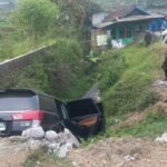 Polisi Evakuasi Mobil Masuk Parit di Garut Usai Hindari Motor Hilang Kendali, Pengendara KLX Kabur