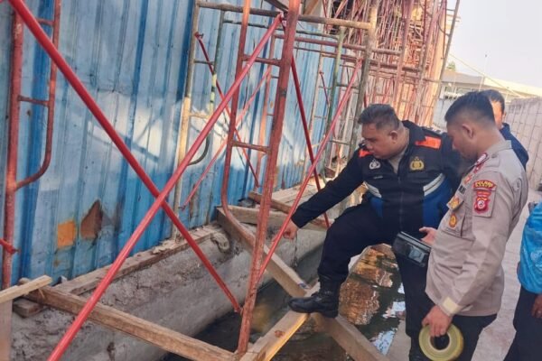 Tim Identifikasi (INAFIS) Satreskrim Polres Garut melakukan olah tempat kejadian perkara (TKP) dilokasi penemuan janin.