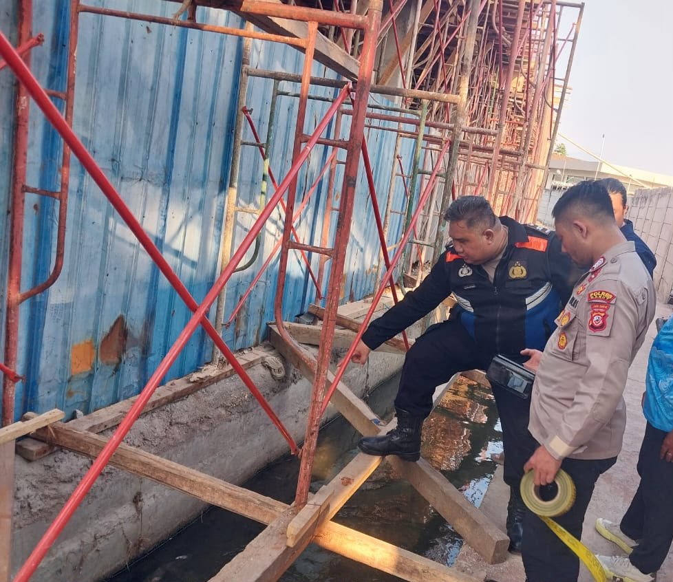 Tim Identifikasi (INAFIS) Satreskrim Polres Garut melakukan olah tempat kejadian perkara (TKP) dilokasi penemuan janin.
