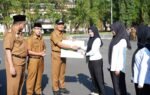 Wakil Bupati Tasikmalaya menyerahkan jaminan sosial ketenagakerjaan usai Apel pagi di halaman Gedung Bupati Senin 21 September 2026.