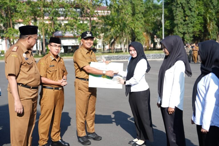 Wakil Bupati Tasikmalaya menyerahkan jaminan sosial ketenagakerjaan usai Apel pagi di halaman Gedung Bupati Senin 21 September 2026.